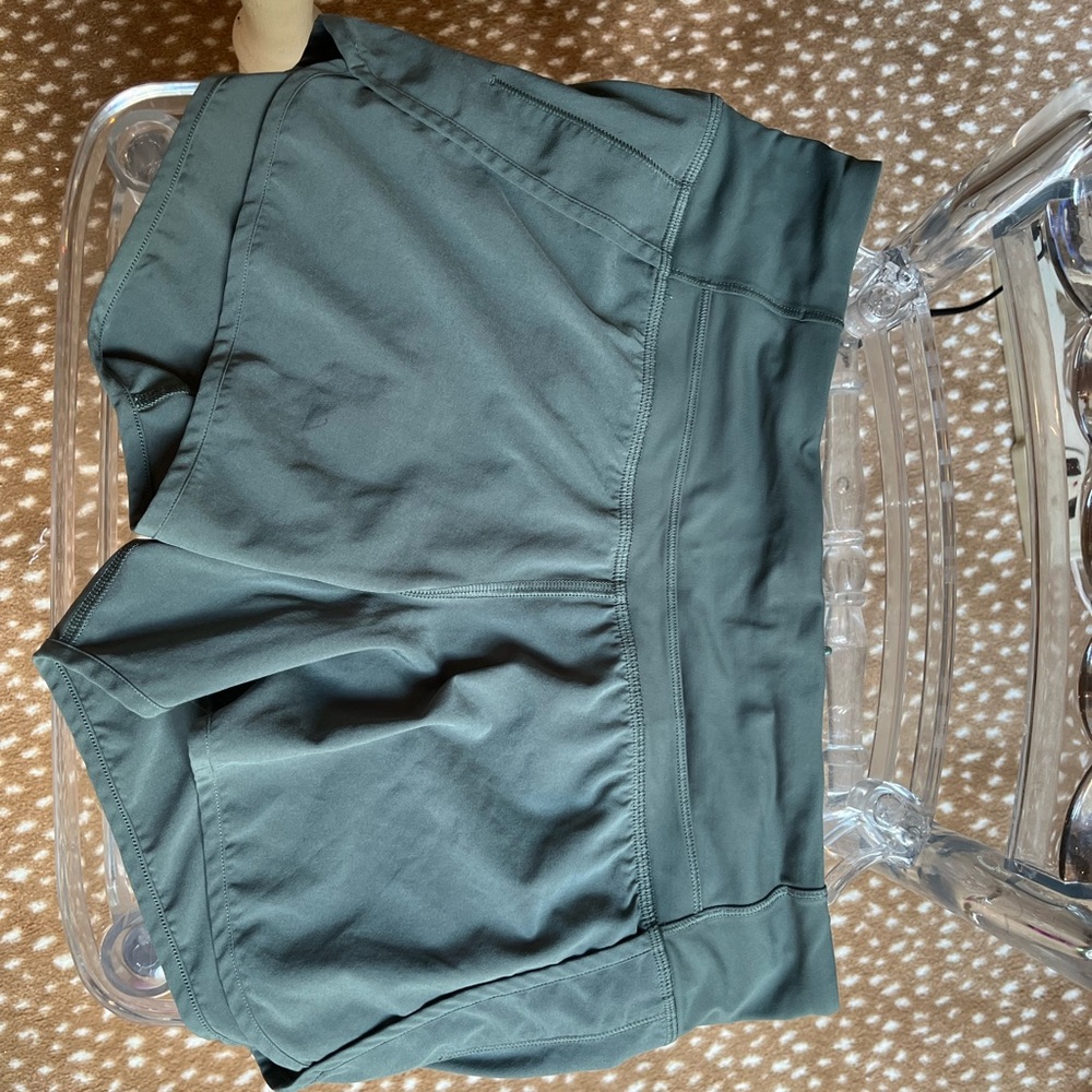 LuLulemon army green speed up shorts 4”